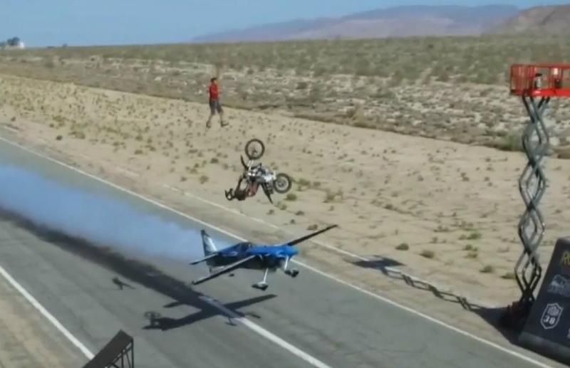 Небезпечний трюк на трьох: як розважаються екстремали Небезпечний трюк на трьох: як розважаються екстремали