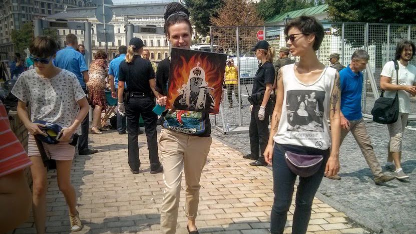 Патріарх Кирил палає у пеклі: мовчазний протест журналістки завершився затриманням Патріарх Кирил палає у пеклі: мовчазний протест журналістки завершився затриманням