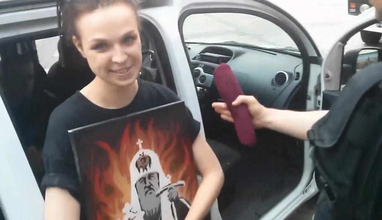 Задержали журналистку, которая протестовала с портретом Кирилла в Киеве