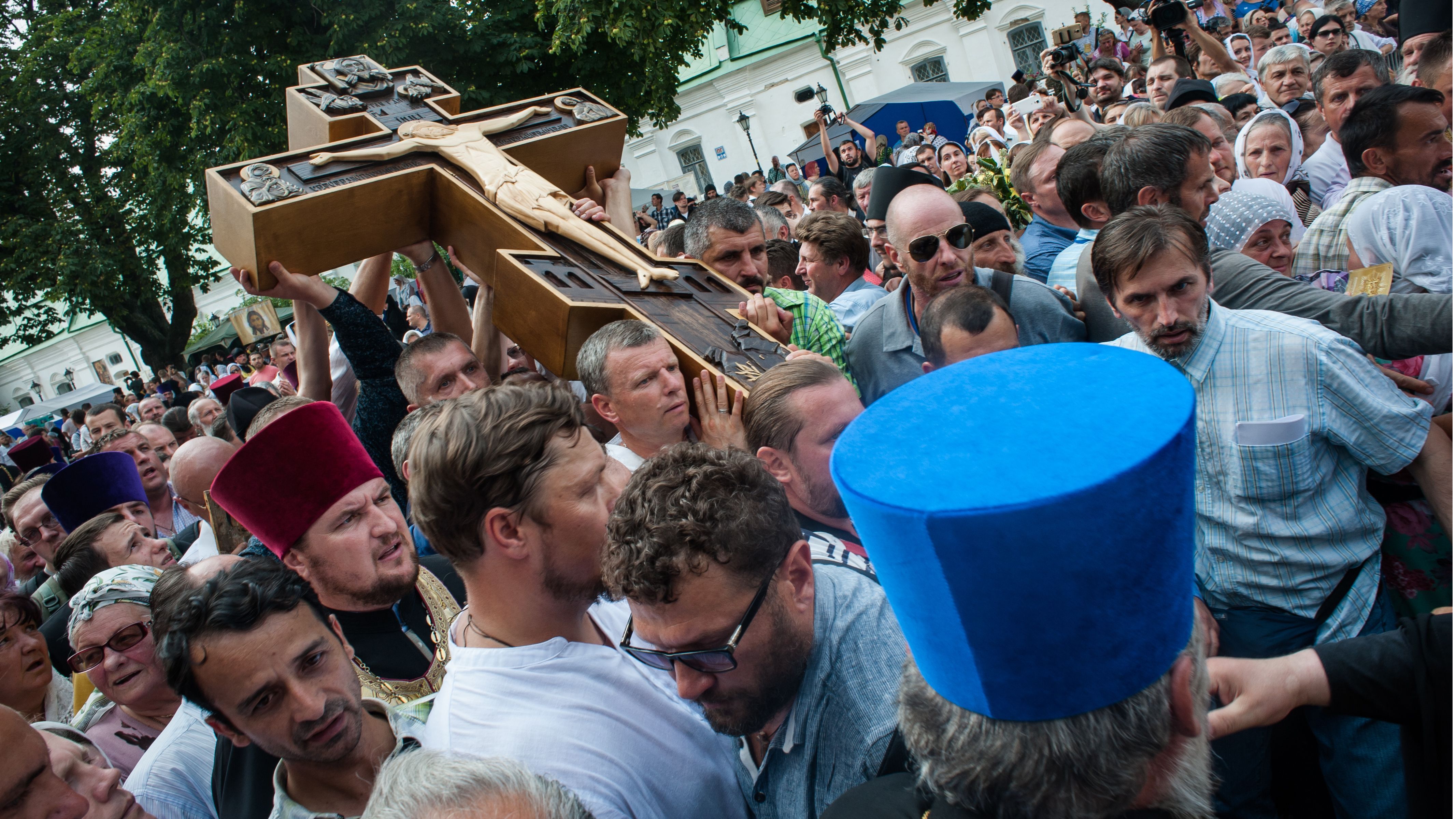 Молебен у Лаврі, який ледь не завершився сутичками Молебен у Лаврі, який ледь не завершився сутичками