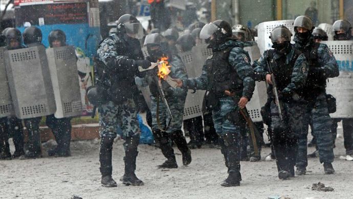 В сети появились фото лиц, которые помогали "Беркуту" во время Майдана