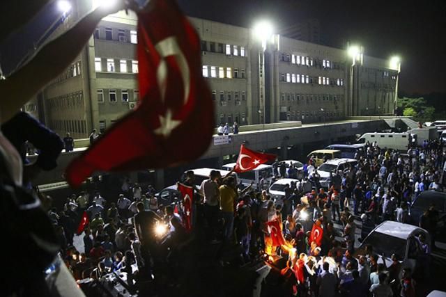 Эрдоган закроет более сотни турецких СМИ