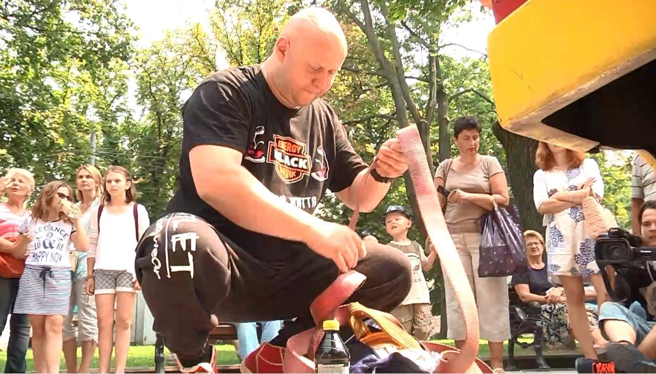 Силач встановить рекорд, щоб допомогти дітям Силач встановить рекорд, щоб допомогти дітям