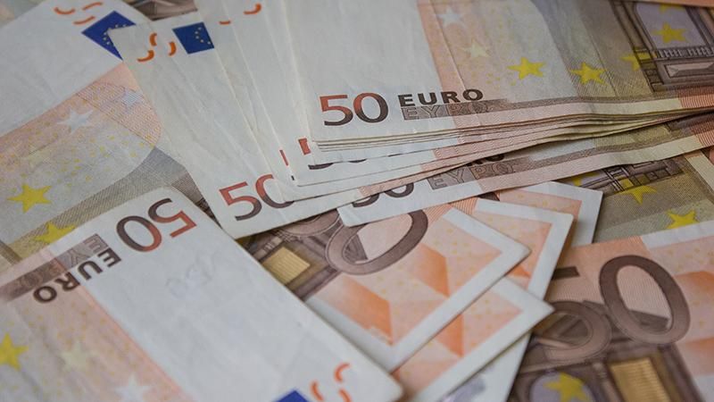 У борца с налоговыми преступлениями нашли огромные деньги в рабочем кабинете У борца с налоговыми преступлениями нашли огромные деньги в рабочем кабинете