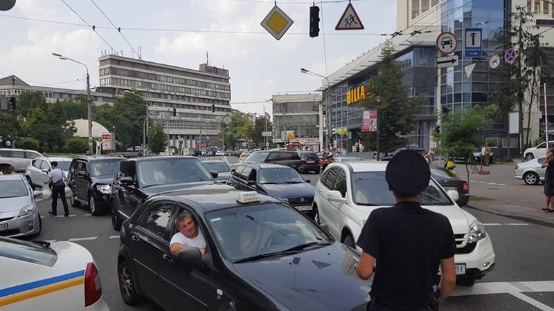 Из-за крестного хода перекрыли дороги в Киеве – водители злятся: появились фото