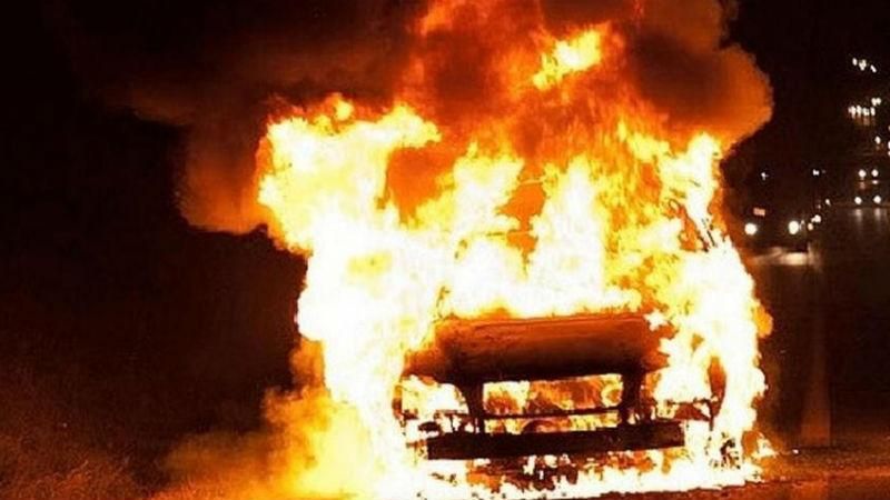 В Енакиево местные выследили и сожгли машины террористов В Енакиево местные выследили и сожгли машины террористов