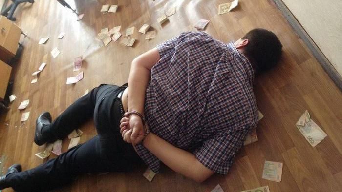 Чиновник требовал взятку за перерегистрацию автомобиля из Крыма Чиновник требовал взятку за перерегистрацию автомобиля из Крыма