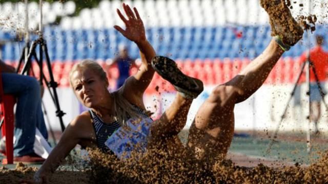 Charlie Hebdo в карикатуре высмеял российских легкоатлетов Charlie Hebdo в карикатуре высмеял российских легкоатлетов