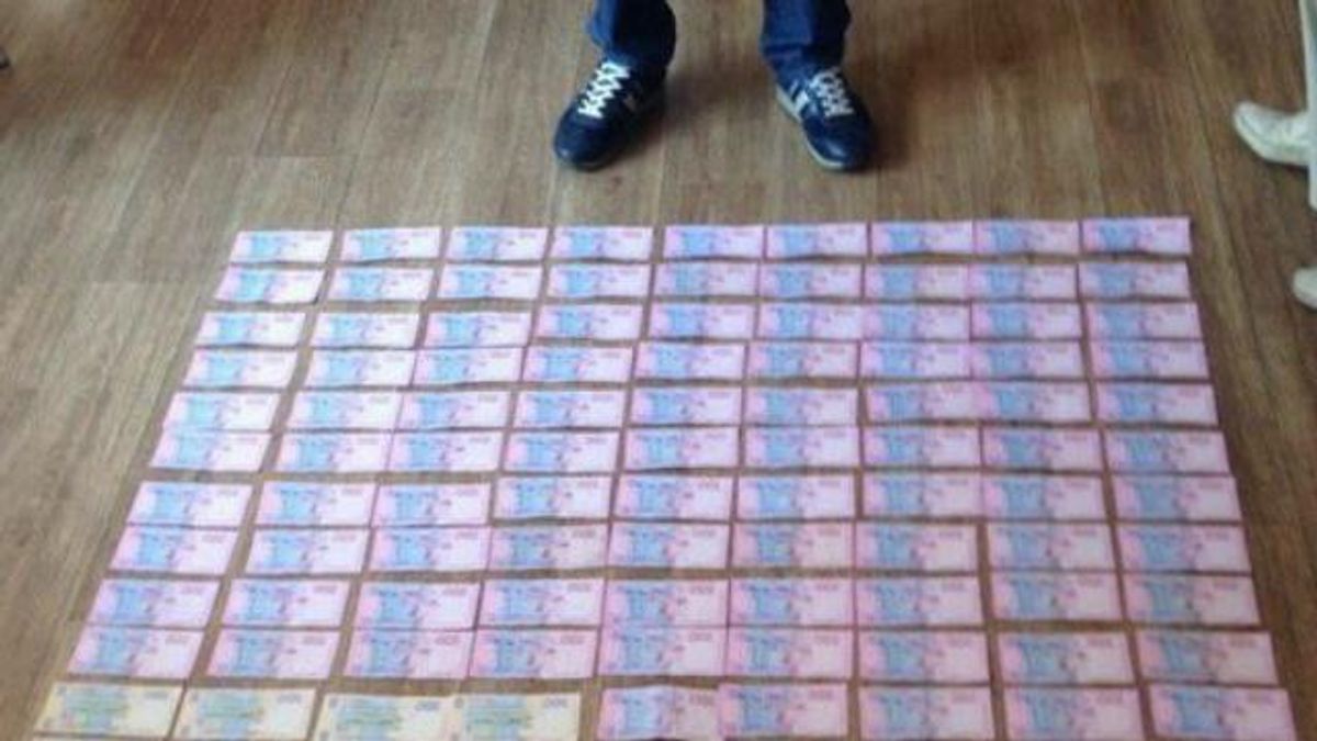 Килим із грошей і гучне затримання: на хабарі попався один із керівників обленерго Килим із грошей і гучне затримання: на хабарі попався один із керівників обленерго