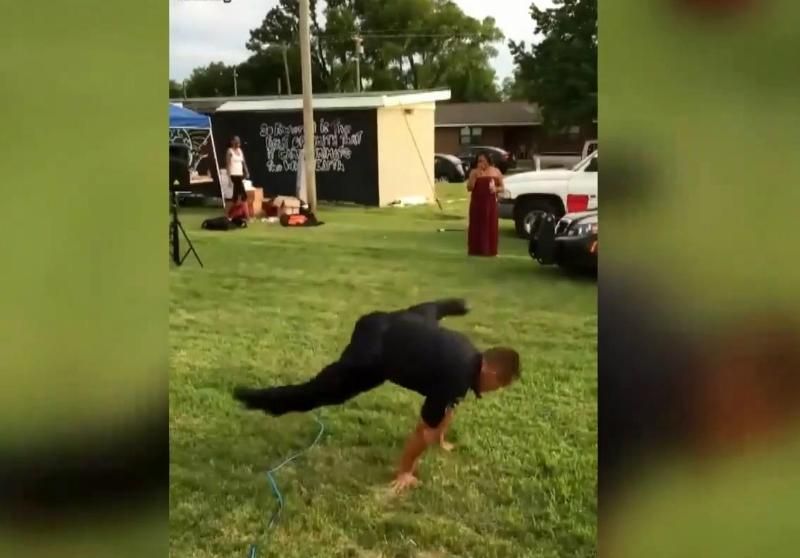 Американский коп невероятно танцевал брейк Американский коп невероятно танцевал брейк