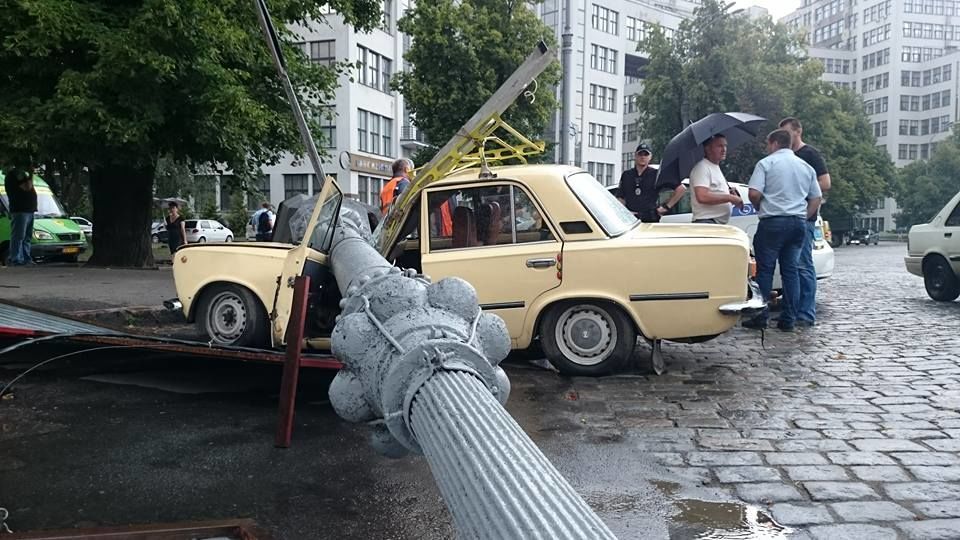 Столб разбил авто: водитель чудом уцелел Столб разбил авто: водитель чудом уцелел