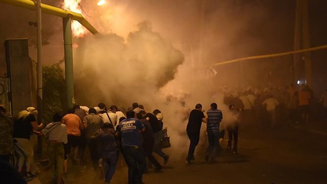 Столкновения между полицией и демонстрантами в Ереване: десятки человек попали в больницы