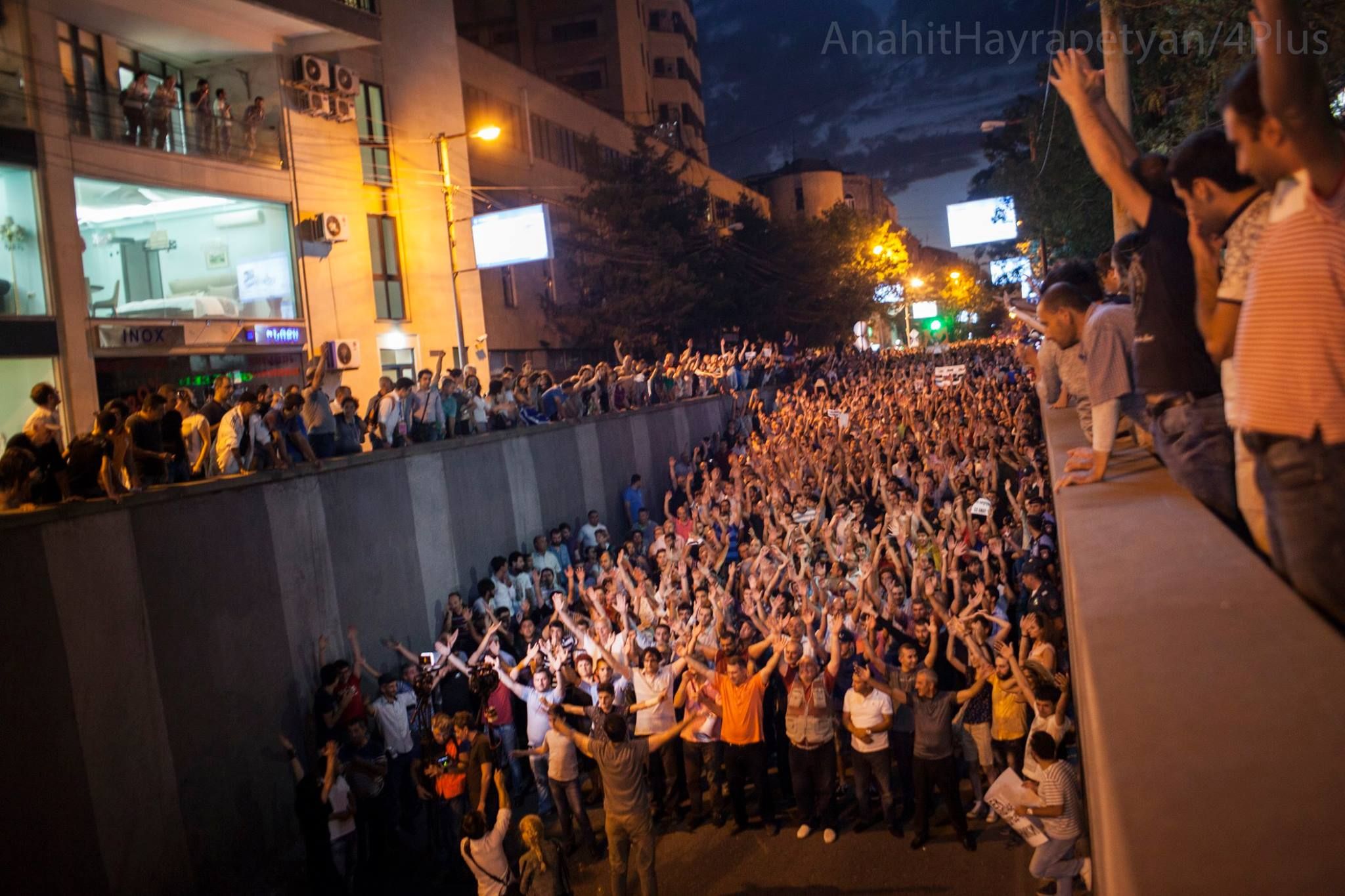 Видовищні фото нічних сутичок у Єревані
Видовищні фото нічних сутичок у Єревані