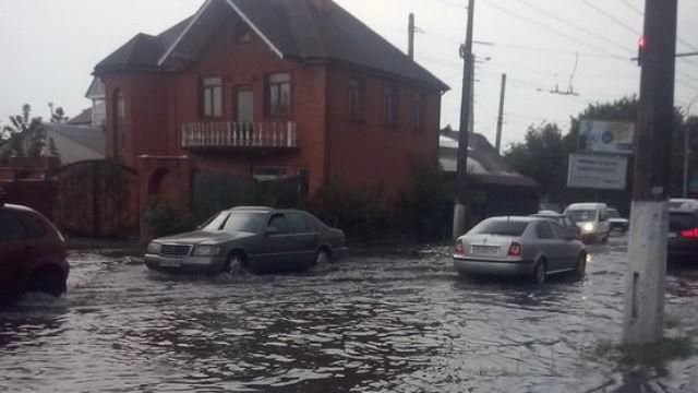 На затопленных улицах Житомира дети устроили купания