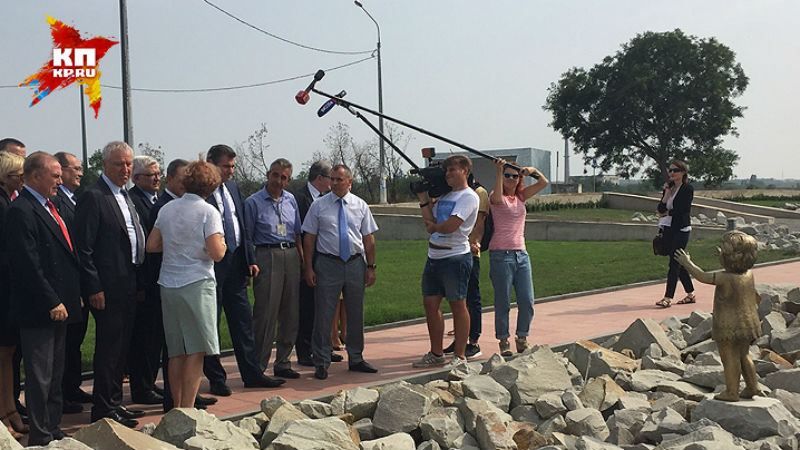 Французский депутат в Крыму расцеловал памятник оккупантам – появились фото