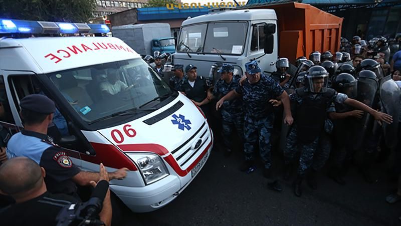 Противостояние в Ереване: снайпер убил полицейского