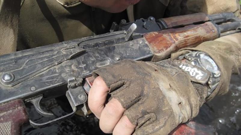 Український військовий застрелив цивільного на Донбасі Український військовий застрелив цивільного на Донбасі