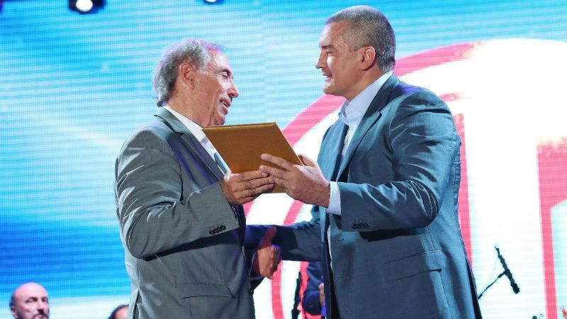 Герой Украины получил награду из рук Аксенова "за развитие Крыма" Герой Украины получил награду из рук Аксенова "за развитие Крыма"