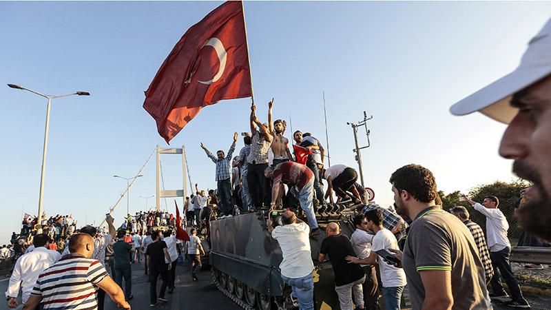 В Турции освобождают военных, задержанных после мятежа