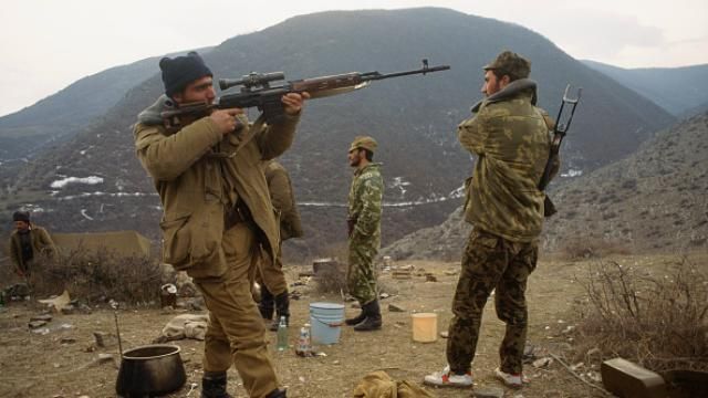 У Нагірному Карабасі знову гаряче: вночі відновились обстріли У Нагірному Карабасі знову гаряче: вночі відновились обстріли