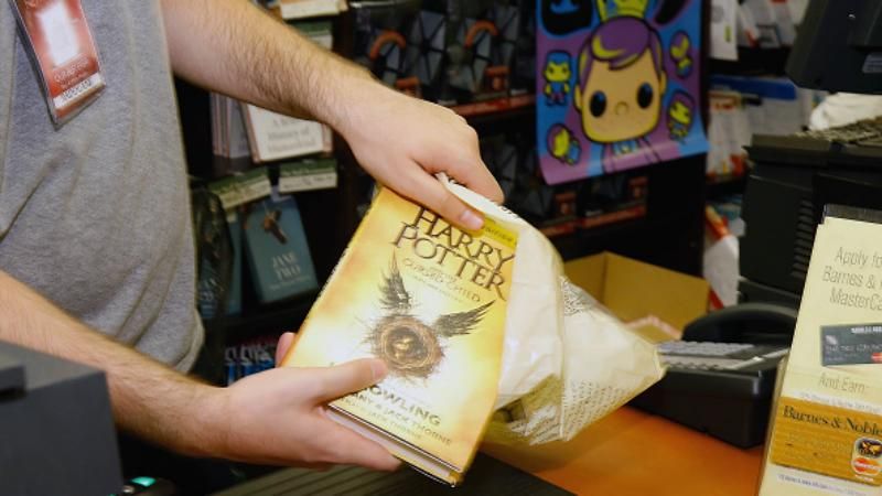 Поттеромани шаленіють: світ побачила нова книга про Гаррі Поттера Поттеромани шаленіють: світ побачила нова книга про Гаррі Поттера