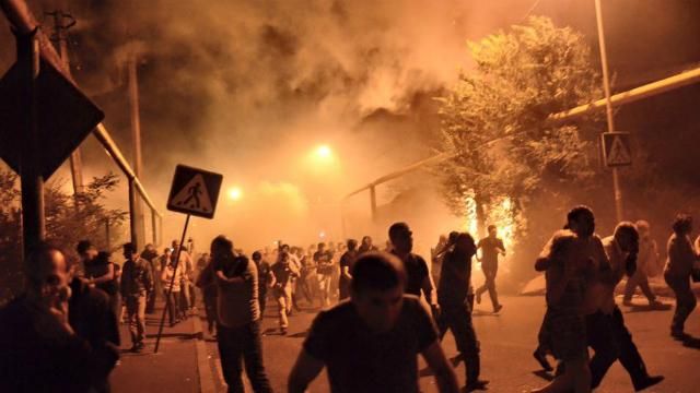 Експерт розповів, що відбувається в Єревані: все більше людей симпатизує радикалам