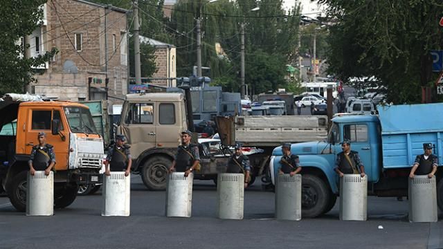 Протести у Єревані: під час штурму відділку вбили ще одного поліцейського