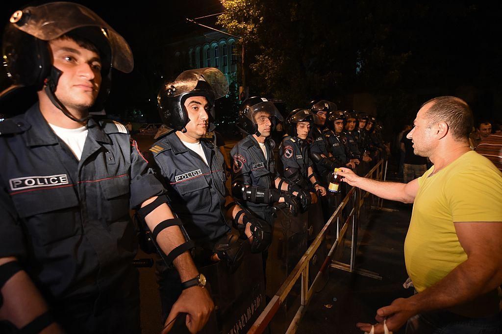 Армянский "Майдан" завершился: мятежники в Ереване сдались властям