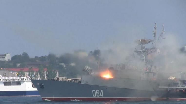 Россия показала новейшую военную технику в Крыму Россия показала новейшую военную технику в Крыму