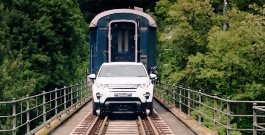 Неймовірне видовище: маленьке авто тягне на буксирі потяг