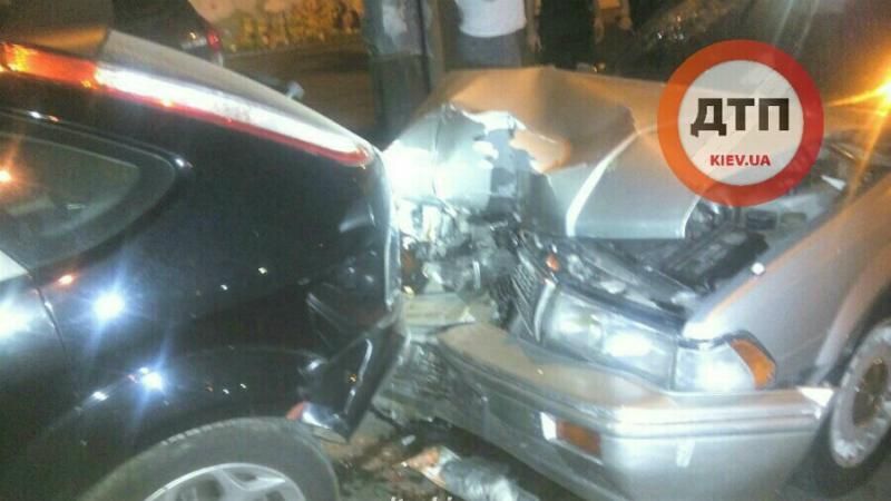 Нічна аварія у Києві: п’яний водій не розминувся з припаркованими авто