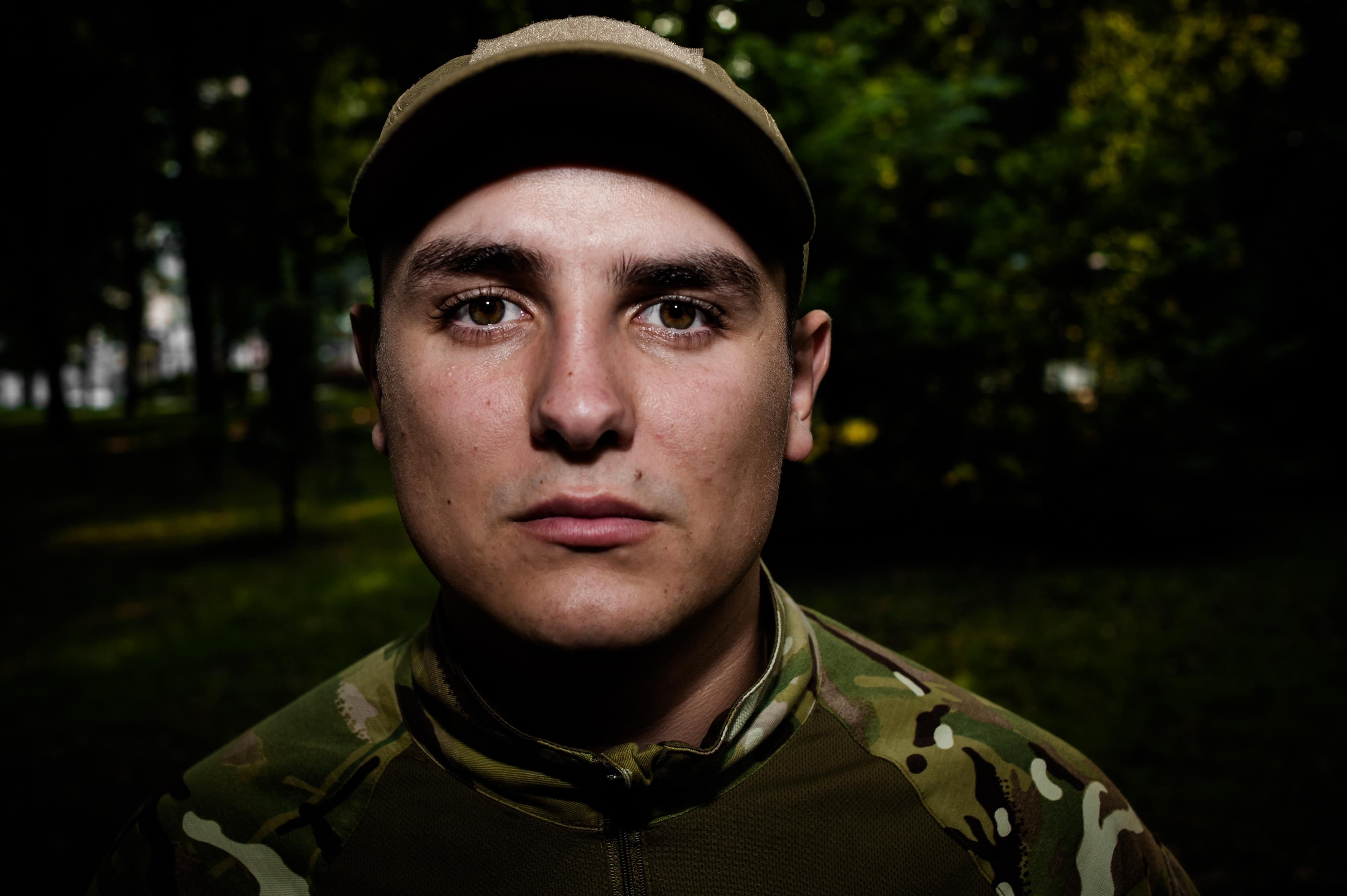 Боєць "Донбасу": Тому, хто втратив там всіх, смішно чути про якісь санкції і домовленості Боєць "Донбасу": Тому, хто втратив там всіх, смішно чути про якісь санкції і домовленості
