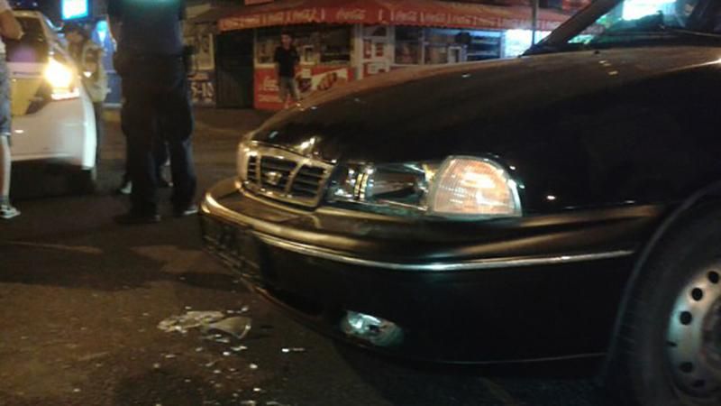 Авария с полицией в Днепре: пассажир другого автомобиля разбил головой стекло