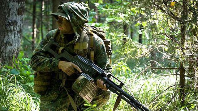 Невідомі обстріляли російських військових, які пограбували магазин на Луганщині Невідомі обстріляли російських військових, які пограбували магазин на Луганщині