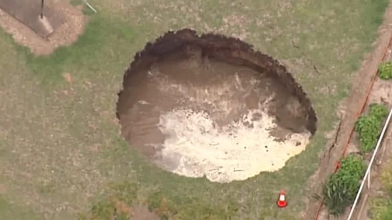 Гігантська яма тримає у напрузі ціле місто в Австралії Гігантська яма тримає у напрузі ціле місто в Австралії