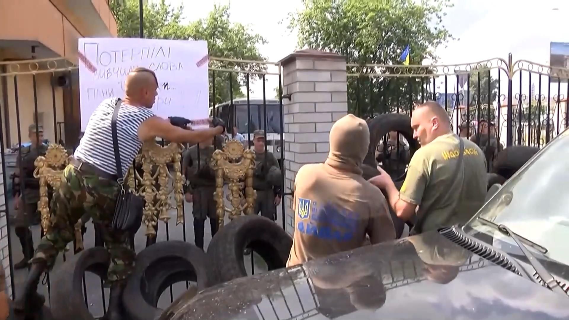 Активісти обкидали яйцями київський суд Активісти обкидали яйцями київський суд