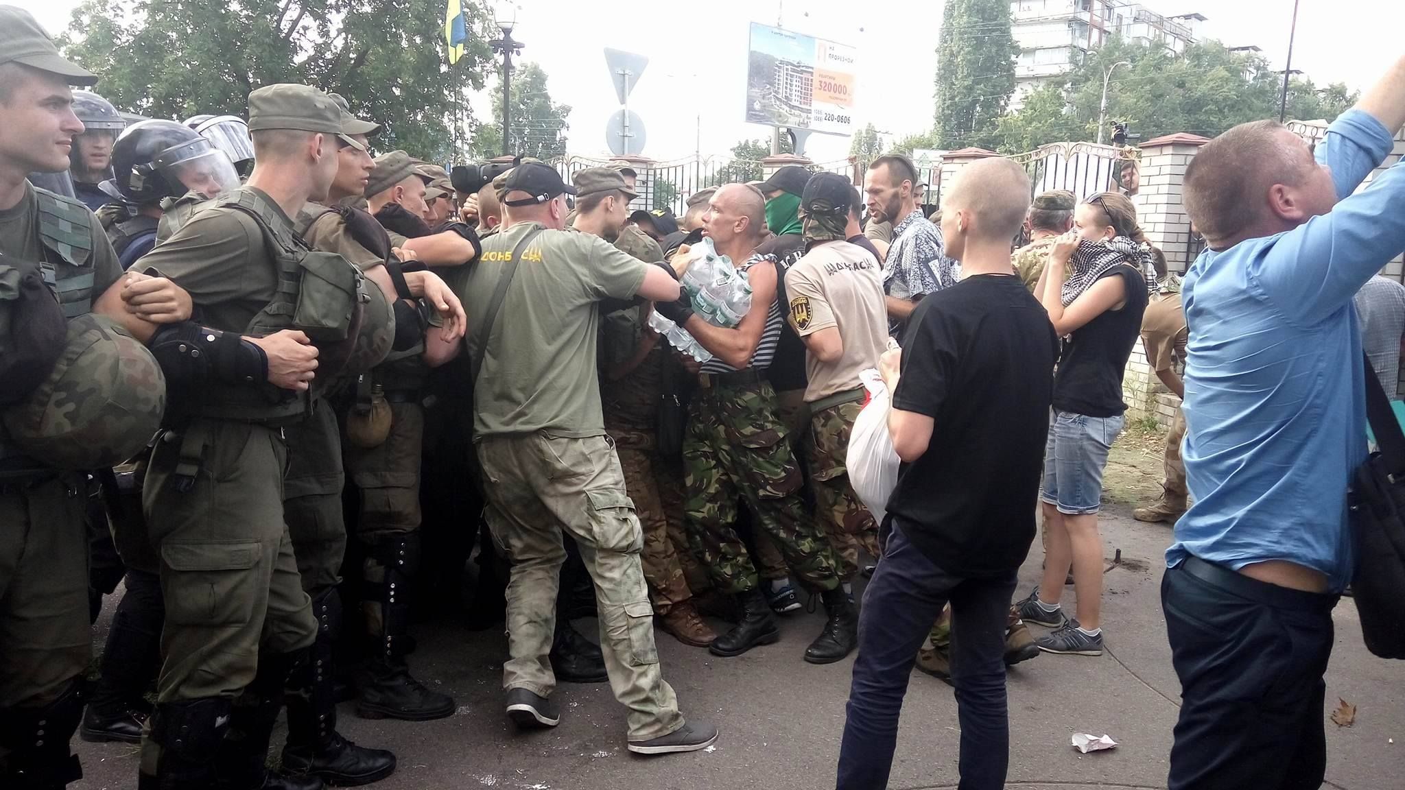 Сутичка з правоохоронцями під судом у Києві: з'явились фото, відео