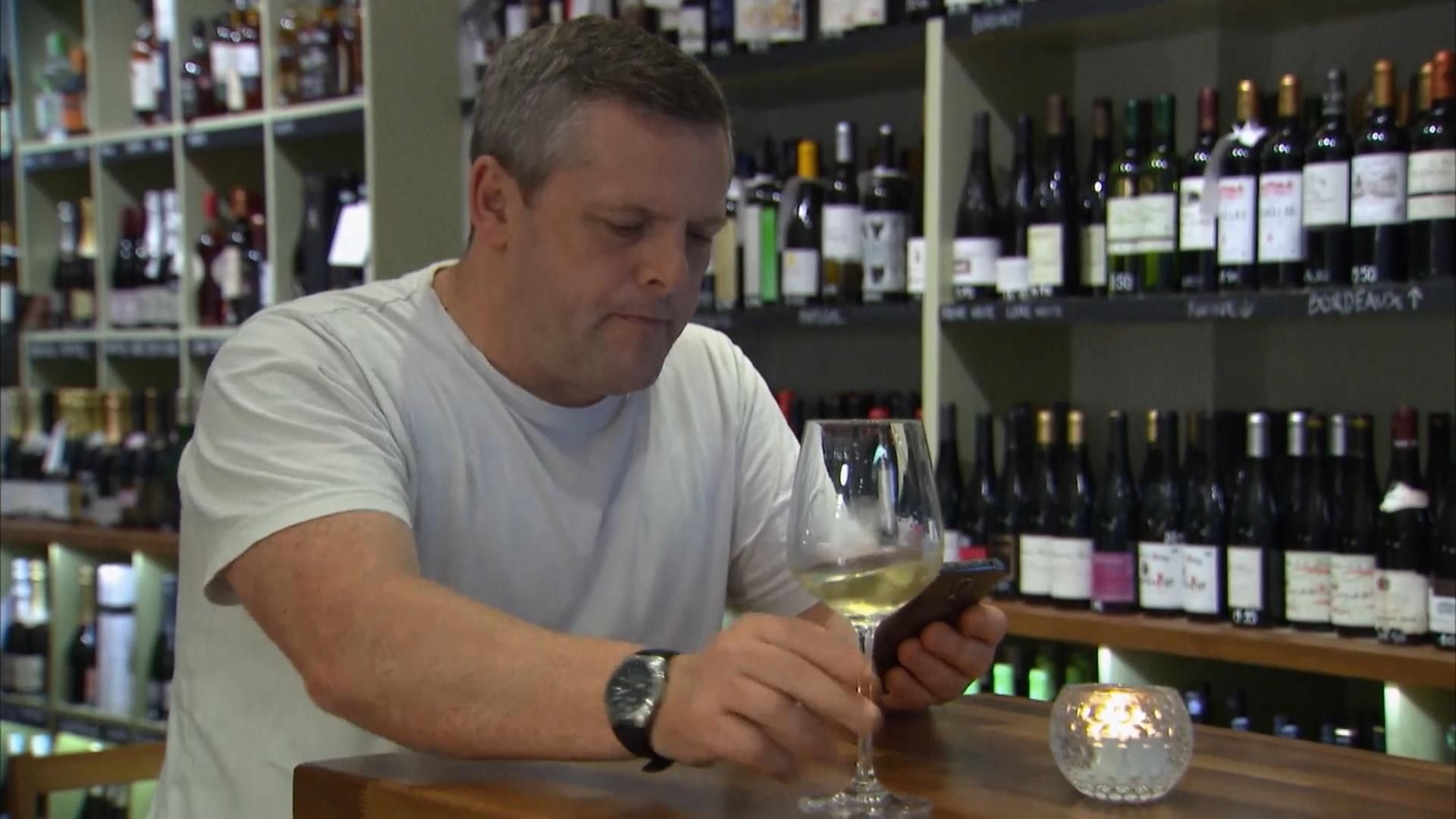 У Британії набирають популярності бари, де не можна користуватись мобільними