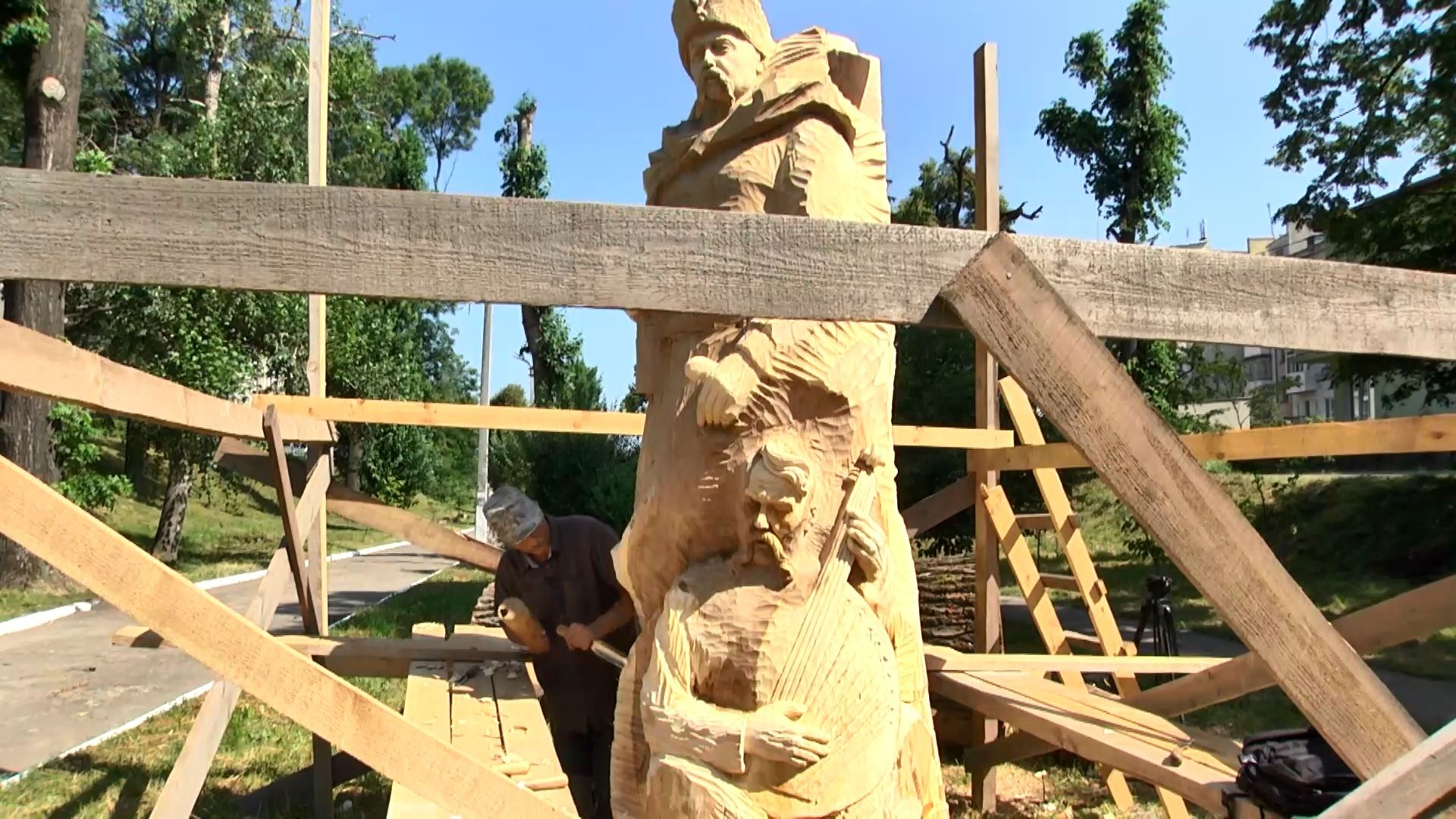 Как львовский скульптор дарит аварийным деревьям еще одну жизнь