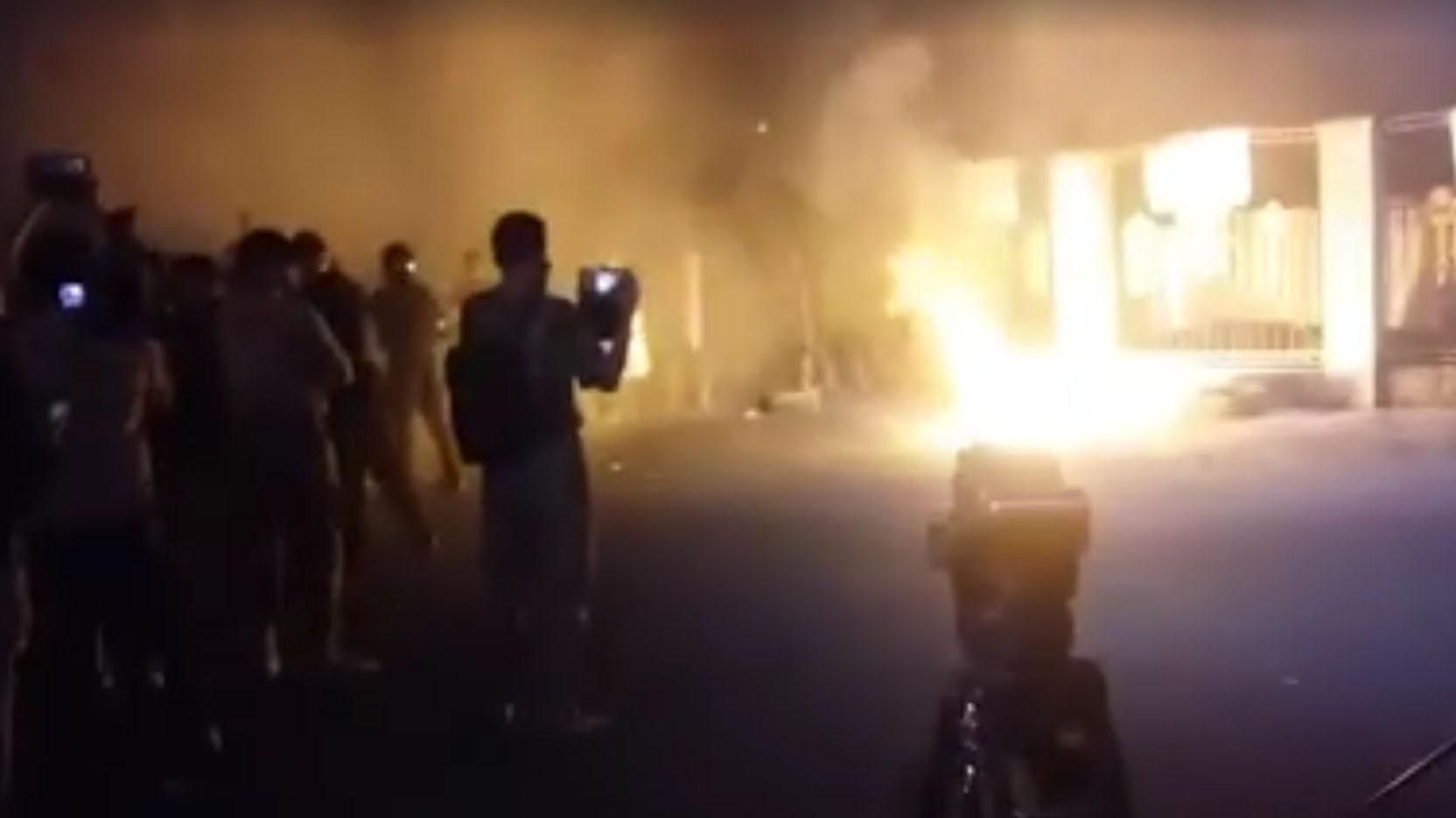 Активісти закидали Оболонський суд Києва фаєрами, відбулись сутички Активісти закидали Оболонський суд Києва фаєрами, відбулись сутички