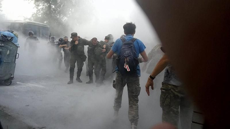От отравления газом под судом пострадали почти 30 правоохранителей, – МВД