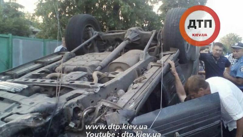 П’яний водій на "Лексусі" врізався в кілька стовпів і перекинувся: з’явилися фото П’яний водій на "Лексусі" врізався в кілька стовпів і перекинувся: з’явилися фото