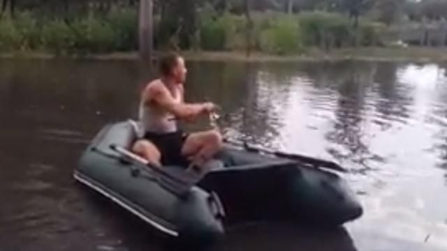На затопленной улице Черкасс мужчина устроил рыбалку На затопленной улице Черкасс мужчина устроил рыбалку