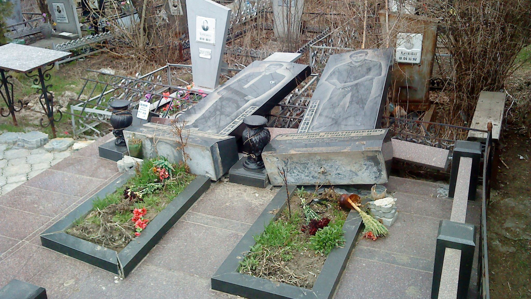 Вандал надругался над сотнями могил возле Львова