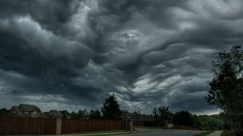 Неистовый ураган крушил машины и срывал крыши в Днепре Неистовый ураган крушил машины и срывал крыши в Днепре