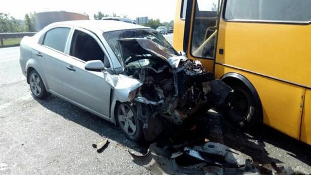 Авто врізалось у маршрутку під Харковом, є постраждалі Авто врізалось у маршрутку під Харковом, є постраждалі