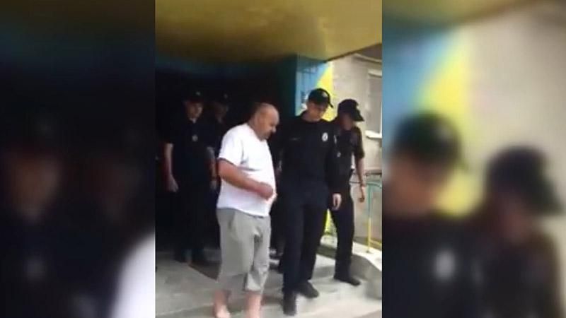 Помічник депутата обстріляв подвір’я, де грались діти Помічник депутата обстріляв подвір’я, де грались діти