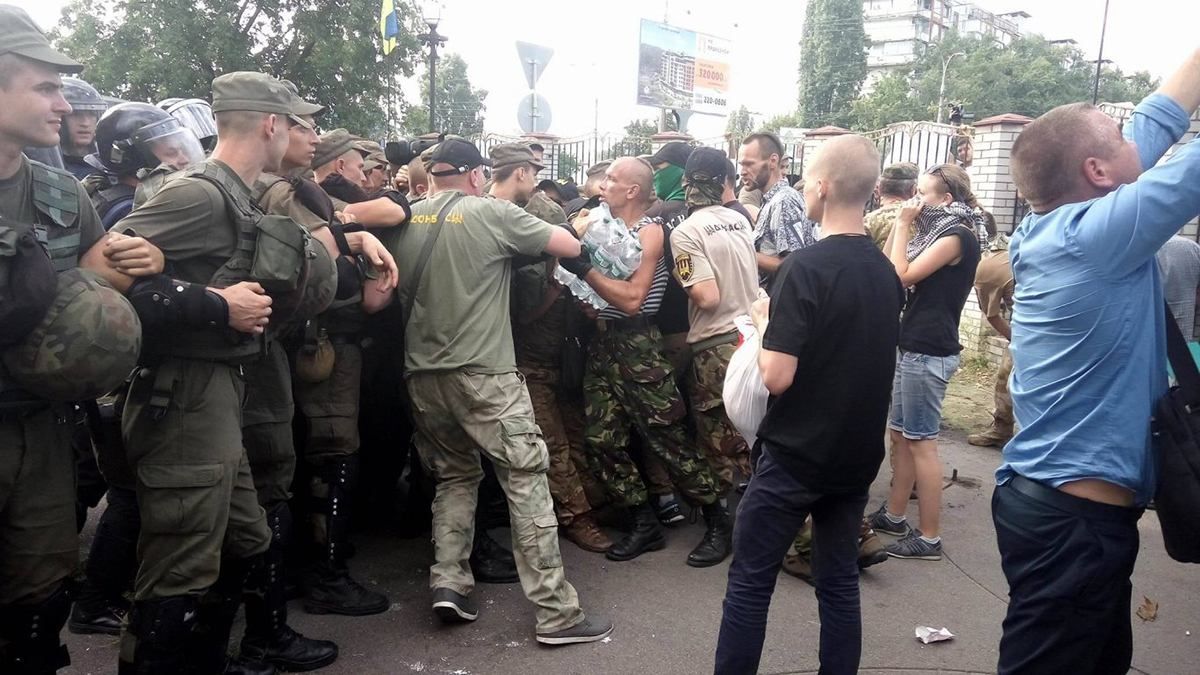 У сутичках під судом в Києві постраждало три десятки правоохоронців