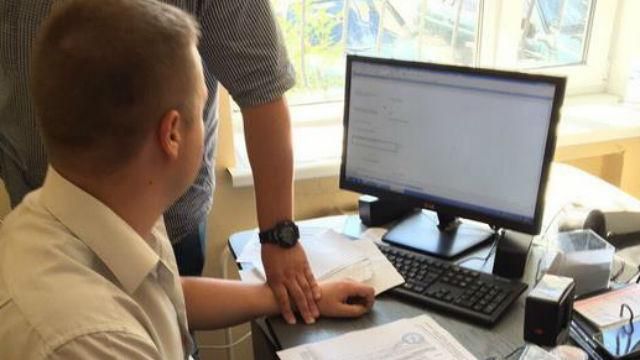 СБУ схватила на взятке серьезного чиновника в Житомире СБУ схватила на взятке серьезного чиновника в Житомире