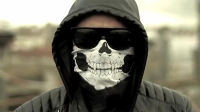 Вандалы осквернили "триколором" памятник на Закарпатье Вандалы осквернили "триколором" памятник на Закарпатье